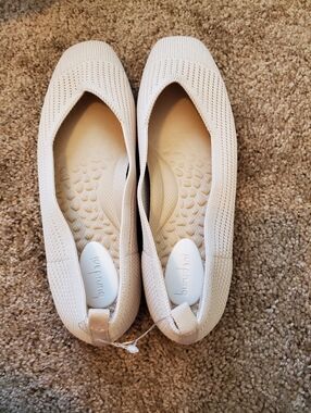 Burudani Beige Flats NWOT